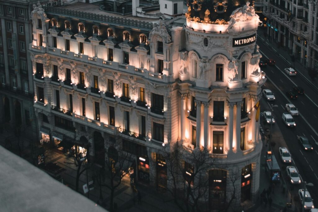 Vista nocturna del edificio Metrópolis en Madrid,un icono de la arquitectura que brilla en la ciudad."Twitter España Cómo utilizar hashtags para potenciar tu marca",una estrategia clave para iluminar tu presencia en la red social.