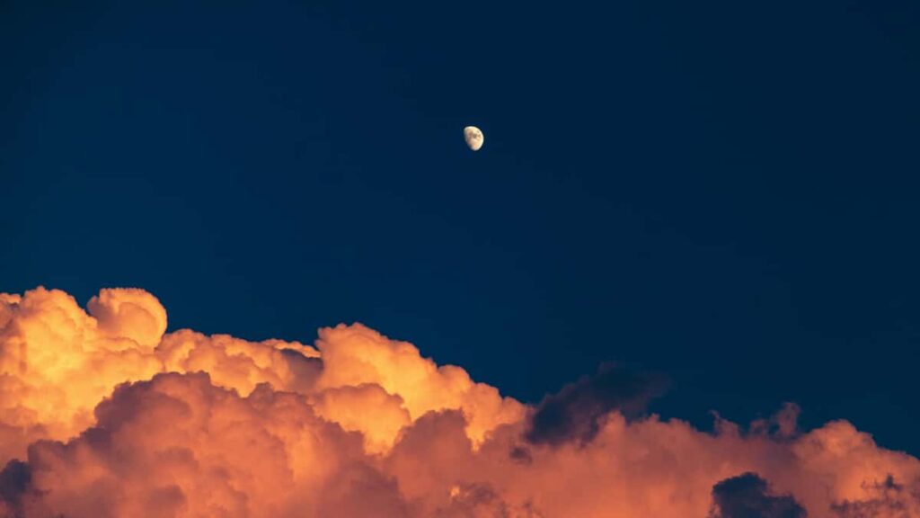 Guia practica para anunciantes en Espana sobre como encontrar creadores en Rumble (Singapur) y probar demanda de mercado, con tacticas, ejemplos locales y recursos.