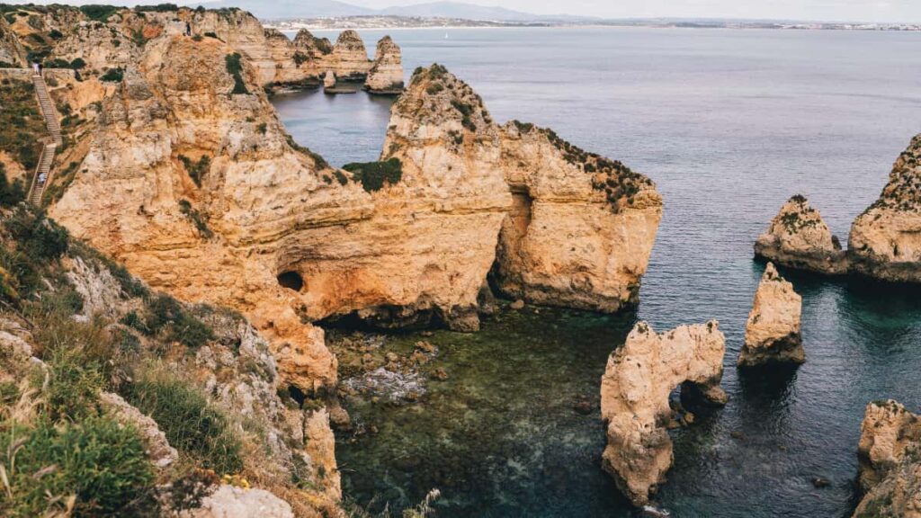 Guia practica para marcas en Espana: como localizar, evaluar y contratar creadores suizos en Takatak para series de tutoriales lideradas por creadores, con tacticas de outreach y ejemplos reales.