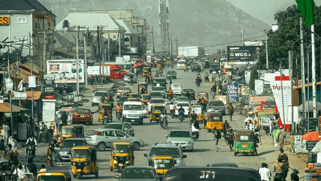 Guia practica para creadores en Espana que quieren contactar marcas chilenas en Etsy y grabar contenido detras de camaras: tacticas, mensajes, permisos y ejemplos reales.