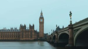 Guia practica para creadores en Espana que quieren llegar a marcas de Malasia que anuncian en Hulu y convertirse en embajadores de belleza.