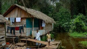 Guia practica para anunciantes en Espana: como identificar y colaborar con creadores mongoles en LinkedIn para mover descargas de tu app, con riesgos legales y tacticas locales.