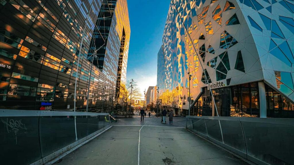 Guia practica para anunciantes en Espana: donde y como encontrar creators de Takatak y colaborar con micro-influencers locales, con tacticas, metricas y ejemplos reales.