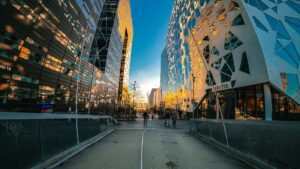 Guia practica para anunciantes en Espana: donde y como encontrar creators de Takatak y colaborar con micro-influencers locales, con tacticas, metricas y ejemplos reales.