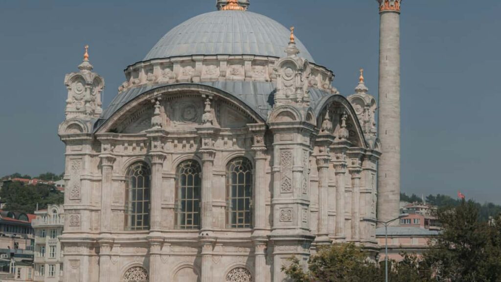 Guia practica para creadores en Espana: como localizar, contactar y cerrar acuerdos con marcas danesas en Spotify para producir videos cortos de marca.