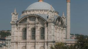 Guia practica para creadores en Espana: como localizar, contactar y cerrar acuerdos con marcas danesas en Spotify para producir videos cortos de marca.